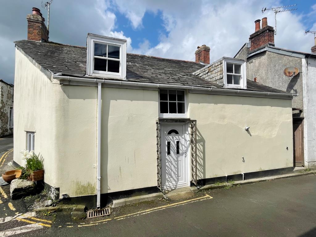 Lot: 47 - TOWN CENTRE COTTAGE FOR IMPROVEMENT - Photo of front fa?ade of building
